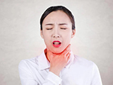 喉咙有异物感？咳不出又咽不下？不只是咽炎，还可能是食管癌信号